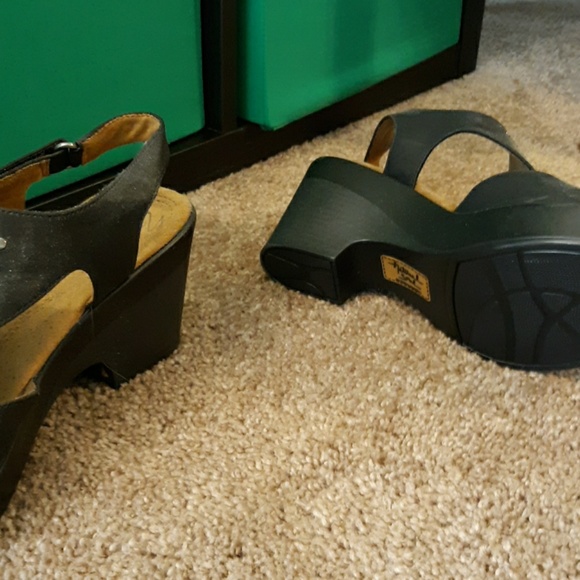 sandals - Picture 3 of 4